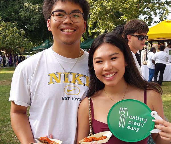 2 students with food